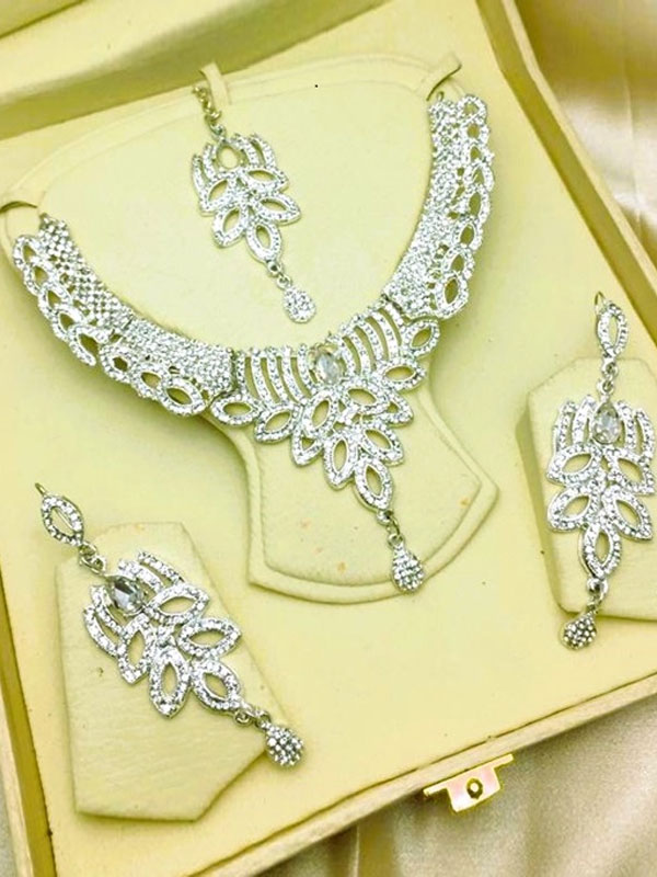 Beautiful Silver Wedding Necklace Jewelry Set With Earrings And Tikka (ZV:3098)